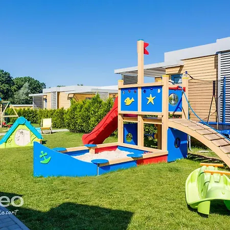 펜션 Soleo Family - W Rewalu 3 Min Od Morza - 3 Baseny, 5 Jacuzzi, Sauna, Animacje, Malpi Gaj, 3 Sale Zabaw, 4 Place Zabaw, 2 Restauracje *