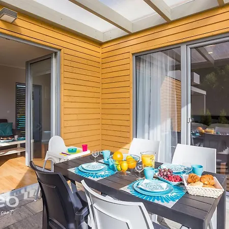 펜션 Soleo Family - W Rewalu 3 Min Od Morza - 3 Baseny, 5 Jacuzzi, Sauna, Animacje, Malpi Gaj, 3 Sale Zabaw, 4 Place Zabaw, 2 Restauracje 레왈