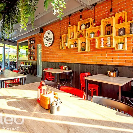 Vakantiehuis Soleo Family - W Rewalu 3 Min Od Morza - 3 Baseny, 5 Jacuzzi, Sauna, Animacje, Malpi Gaj, 3 Sale Zabaw, 4 Place Zabaw, 2 Restauracje Rewal